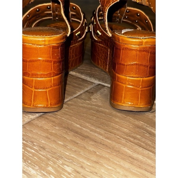 - Vince Camuto Kabria studded crocodile print  platform Sandal
In brown Size 37 - Picture 6 of 11